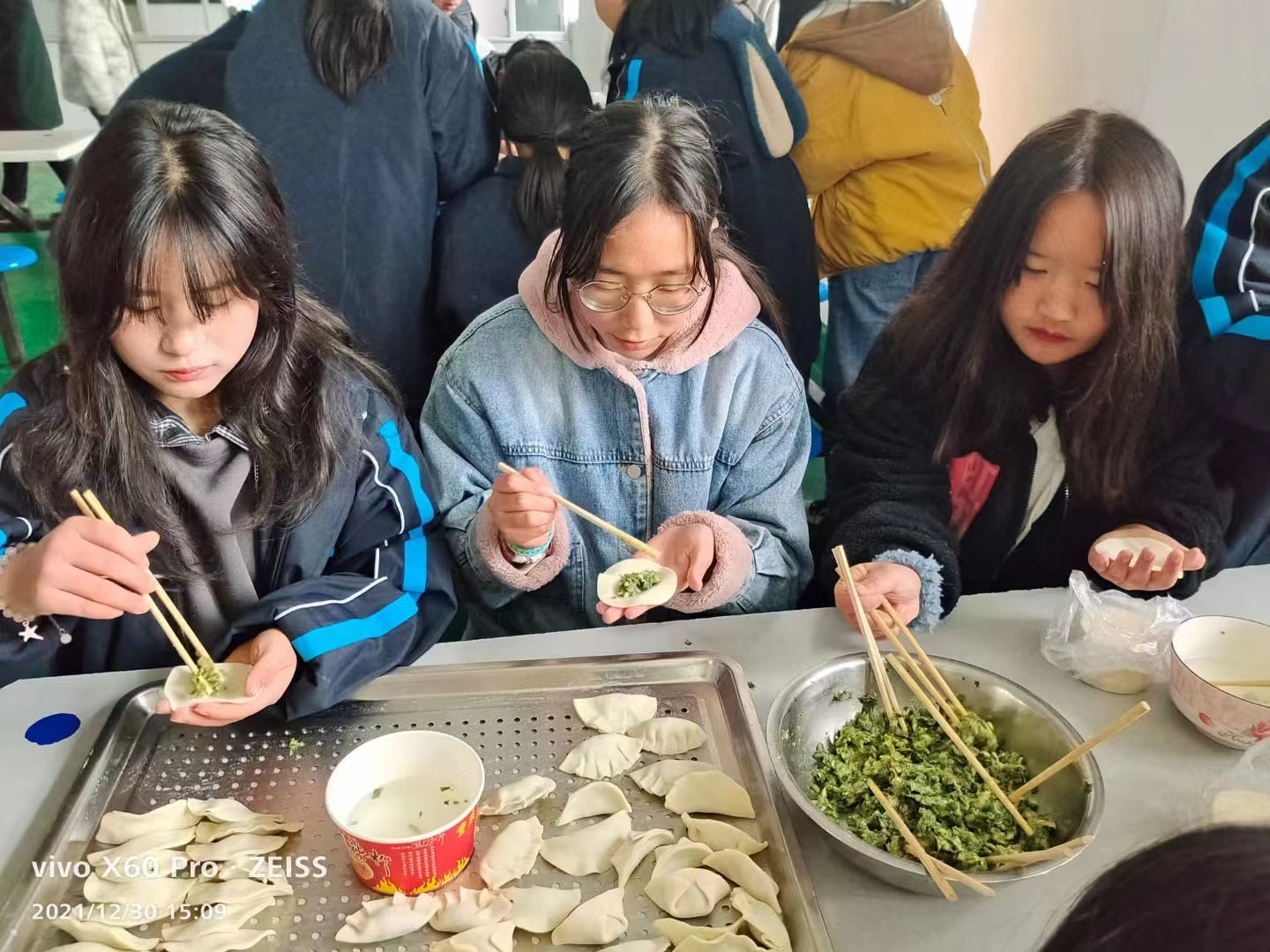 情暖校園，你是主“餃”！我校舉行周末實(shí)踐活動(dòng)——包餃子